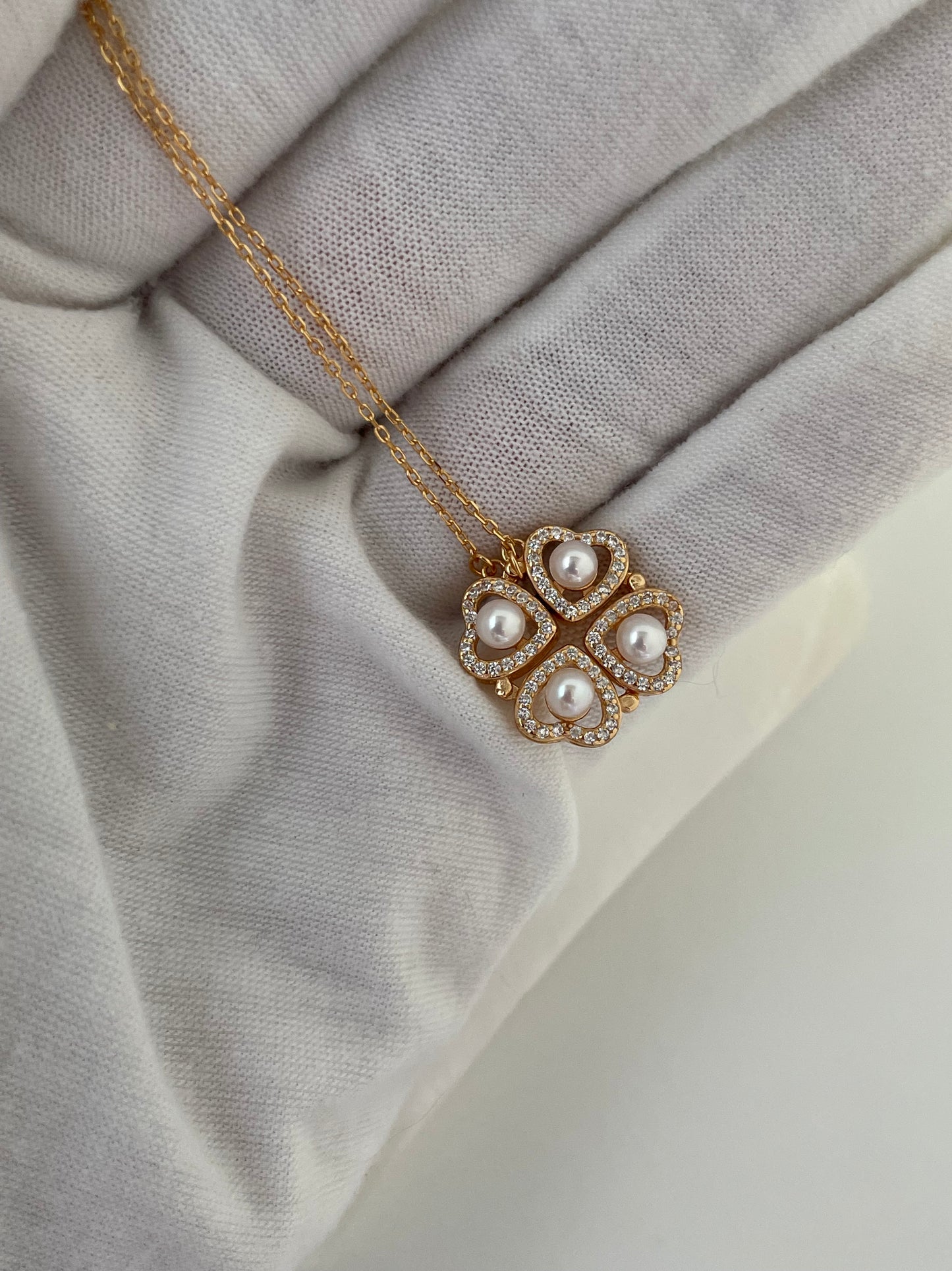 Mirror-effect Pearl Golden Clover Pearl Necklace