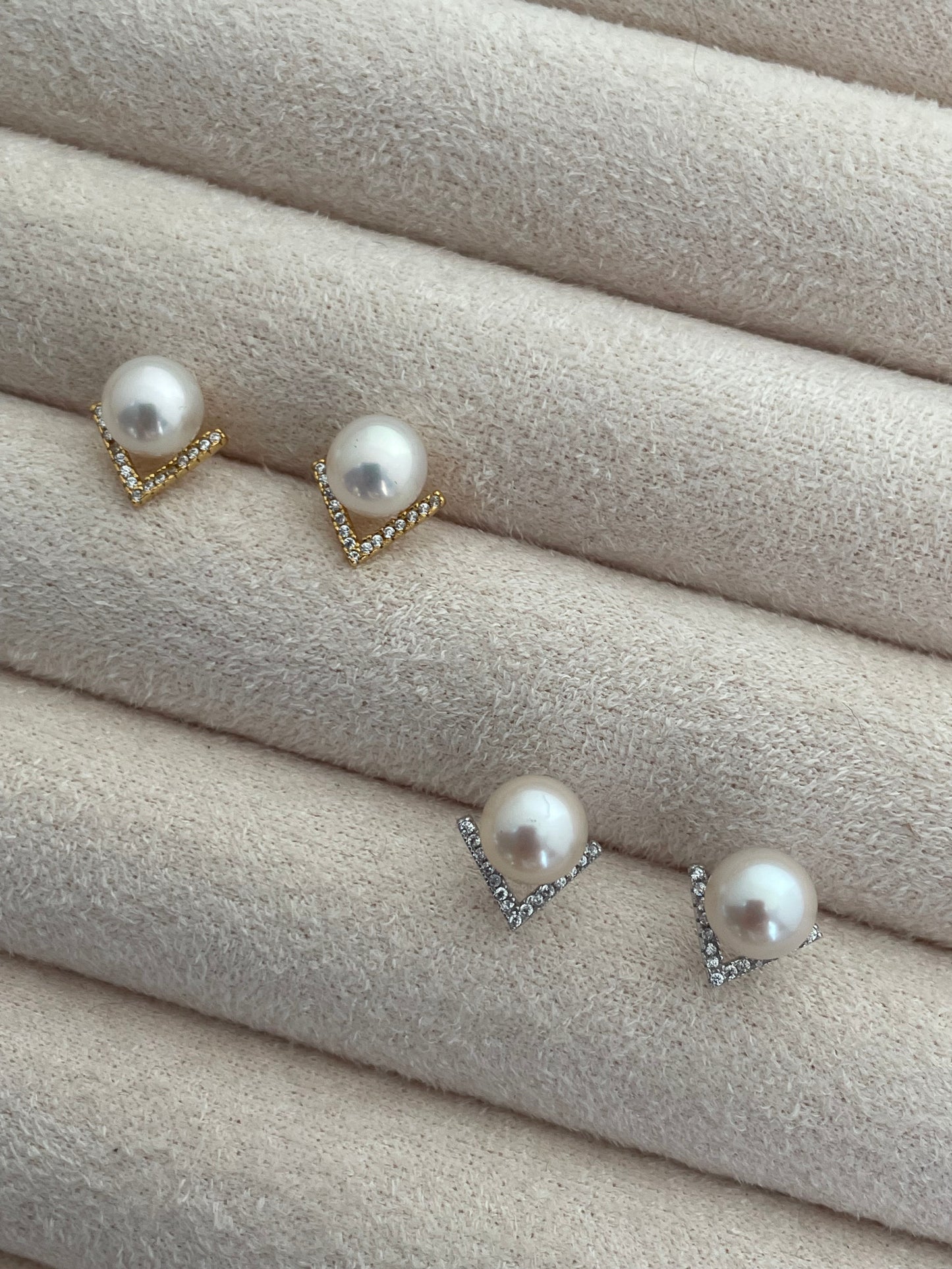 Vérité V-Shaped Pearl Stud Earrings and Ring