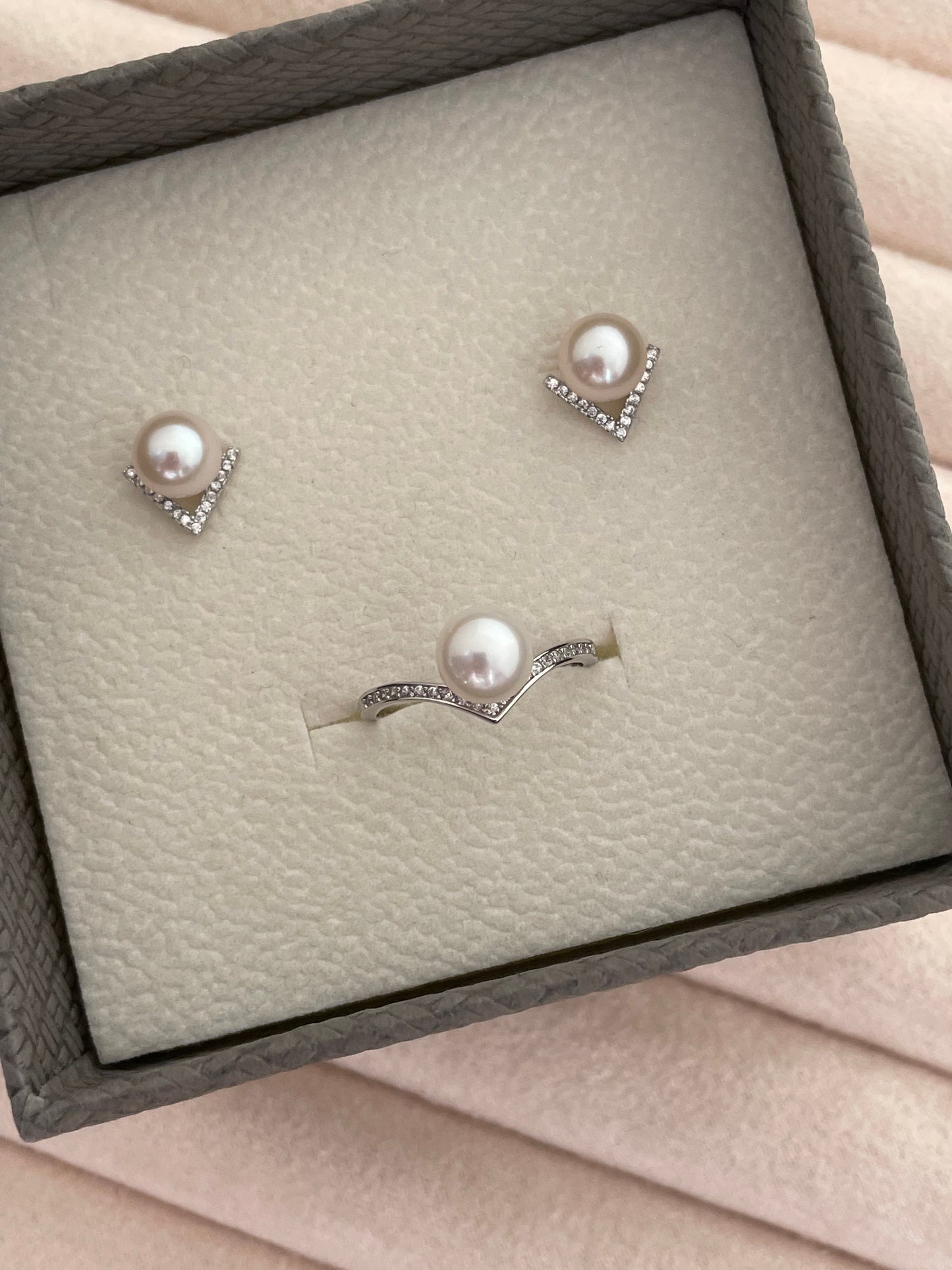 Vérité V-Shaped Pearl Stud Earrings and Ring