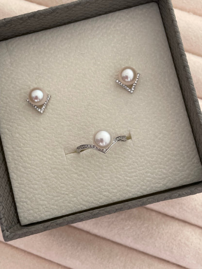 Vérité V-Shaped Pearl Stud Earrings and Ring