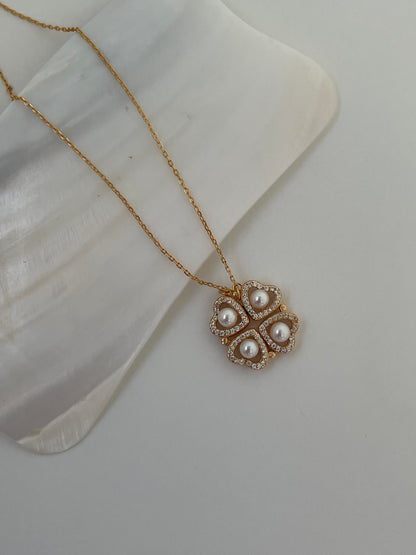 Mirror-effect Pearl Golden Clover Pearl Necklace
