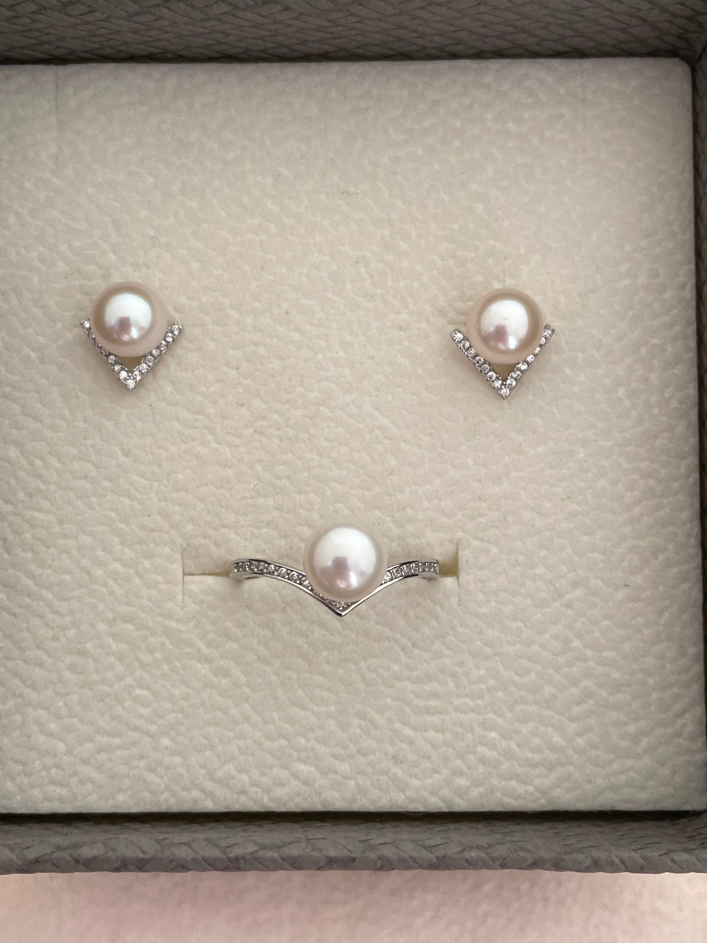 Vérité V-Shaped Pearl Stud Earrings and Ring