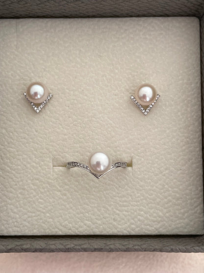 Vérité V-Shaped Pearl Stud Earrings and Ring