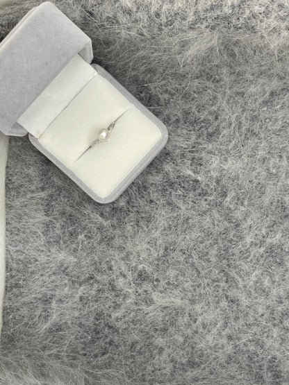 Vérité V-Shaped Pearl Stud Earrings and Ring