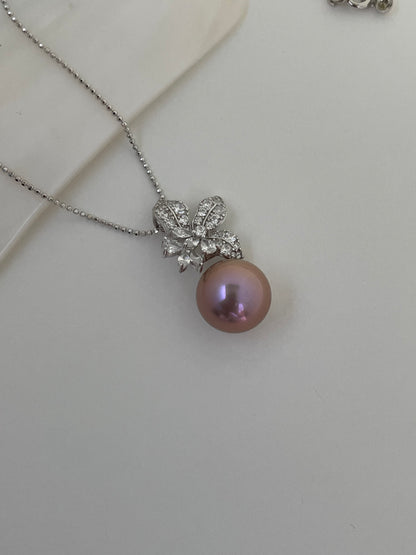 Iris Bloom Mirror-Luster Pearl Pendant Necklace