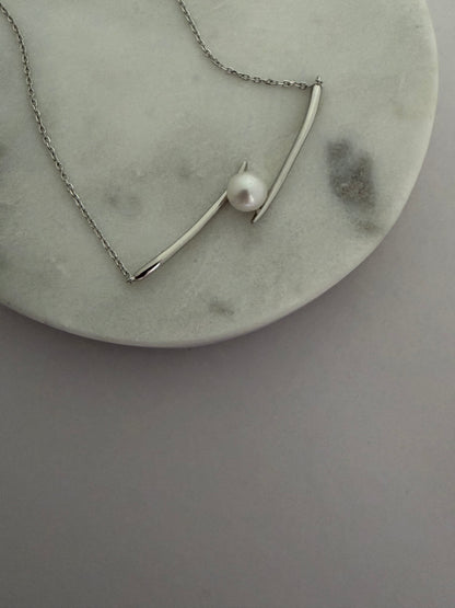 Minimalist Modern Style Curve Pearl Necklace