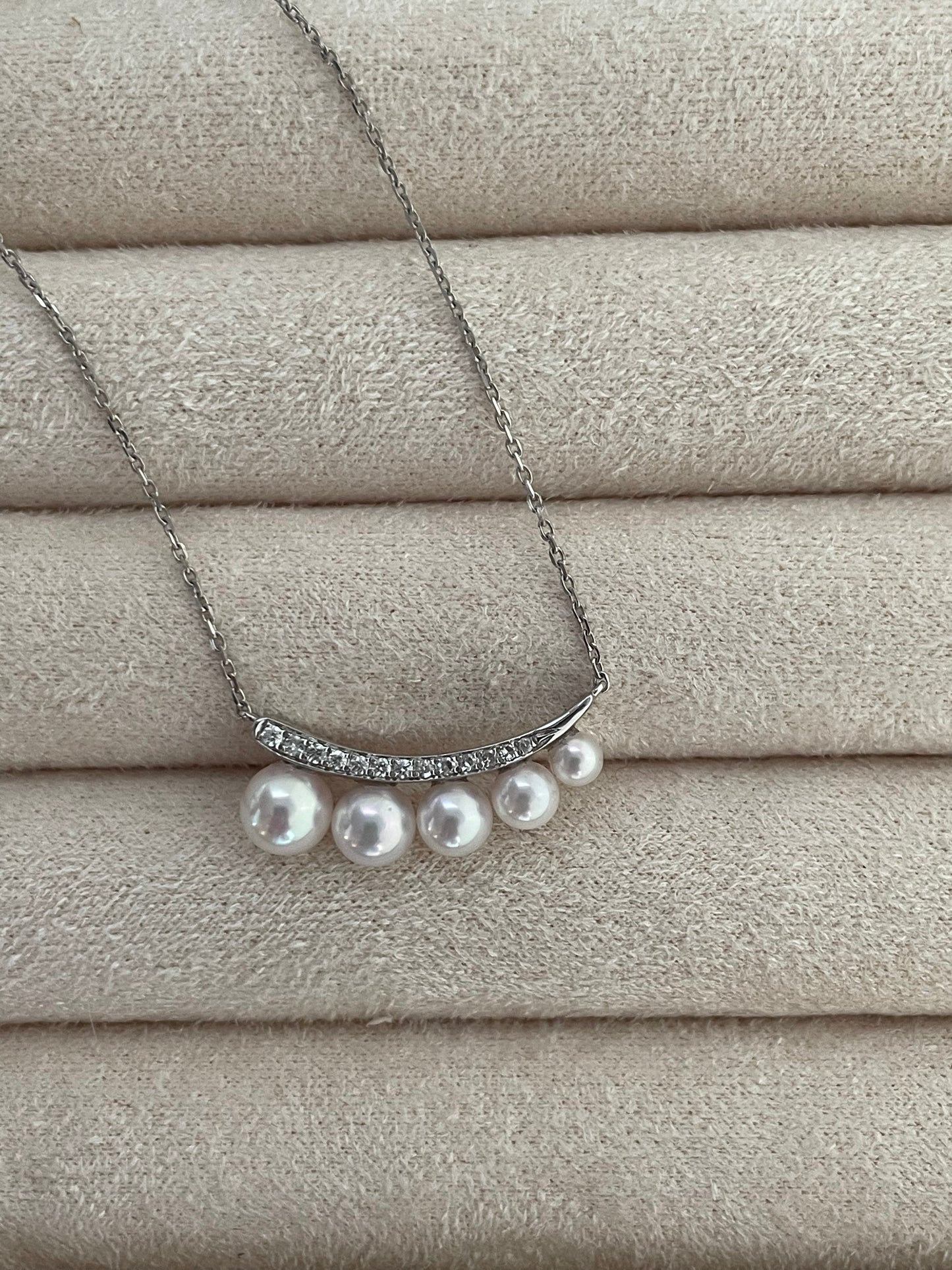 Smile Necklace with High Luster Akoya Pearls in White Gold with Diamond