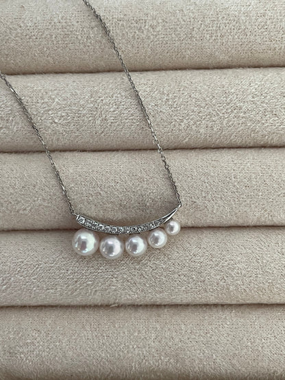 Smile Necklace with High Luster Akoya Pearls in White Gold with Diamond