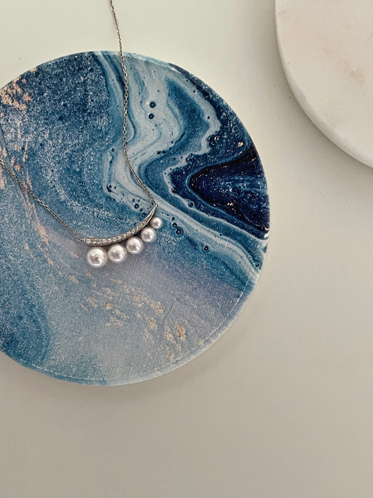 Smile Necklace with High Luster Akoya Pearls in White Gold with Diamond