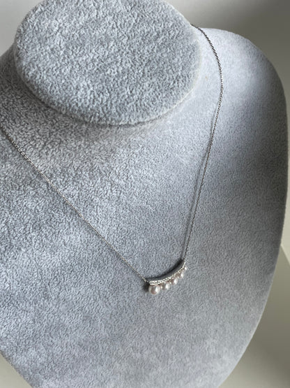 Smile Necklace with High Luster Akoya Pearls in White Gold with Diamond