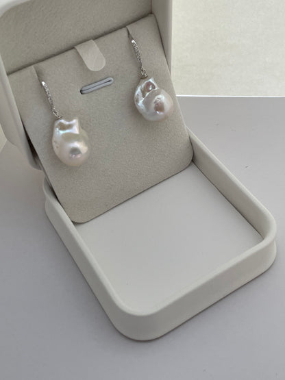 Classic Fish Hood with Barque Pearl Earring