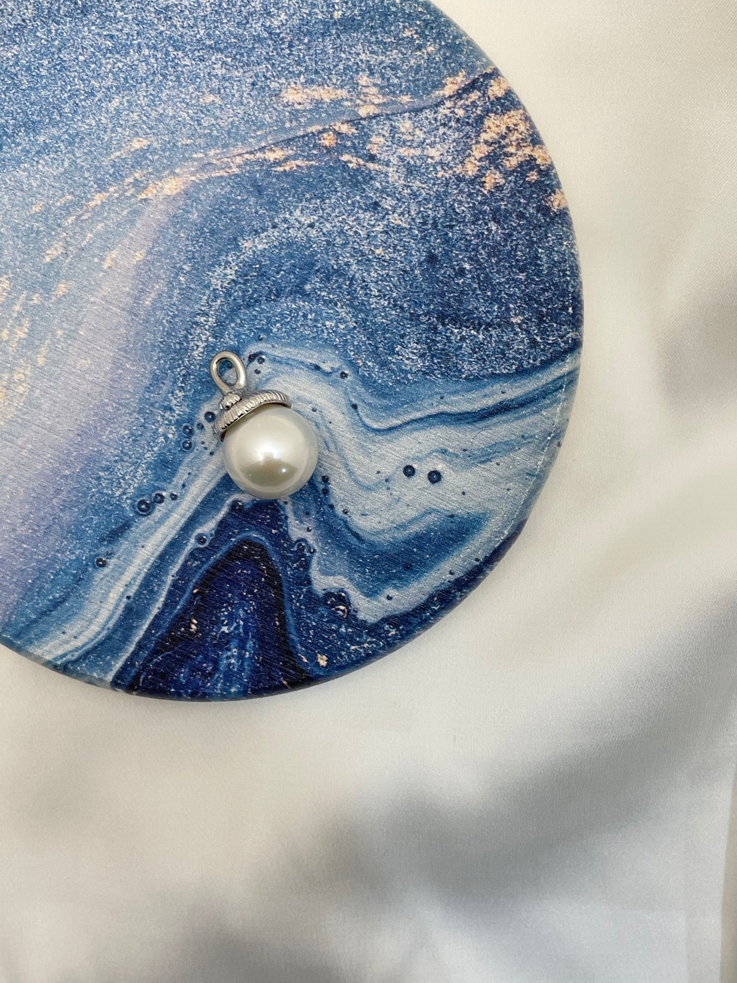 I Harvest an Acorn Top Shine Freshwater Pearl Pendant Necklace in 925 Silver