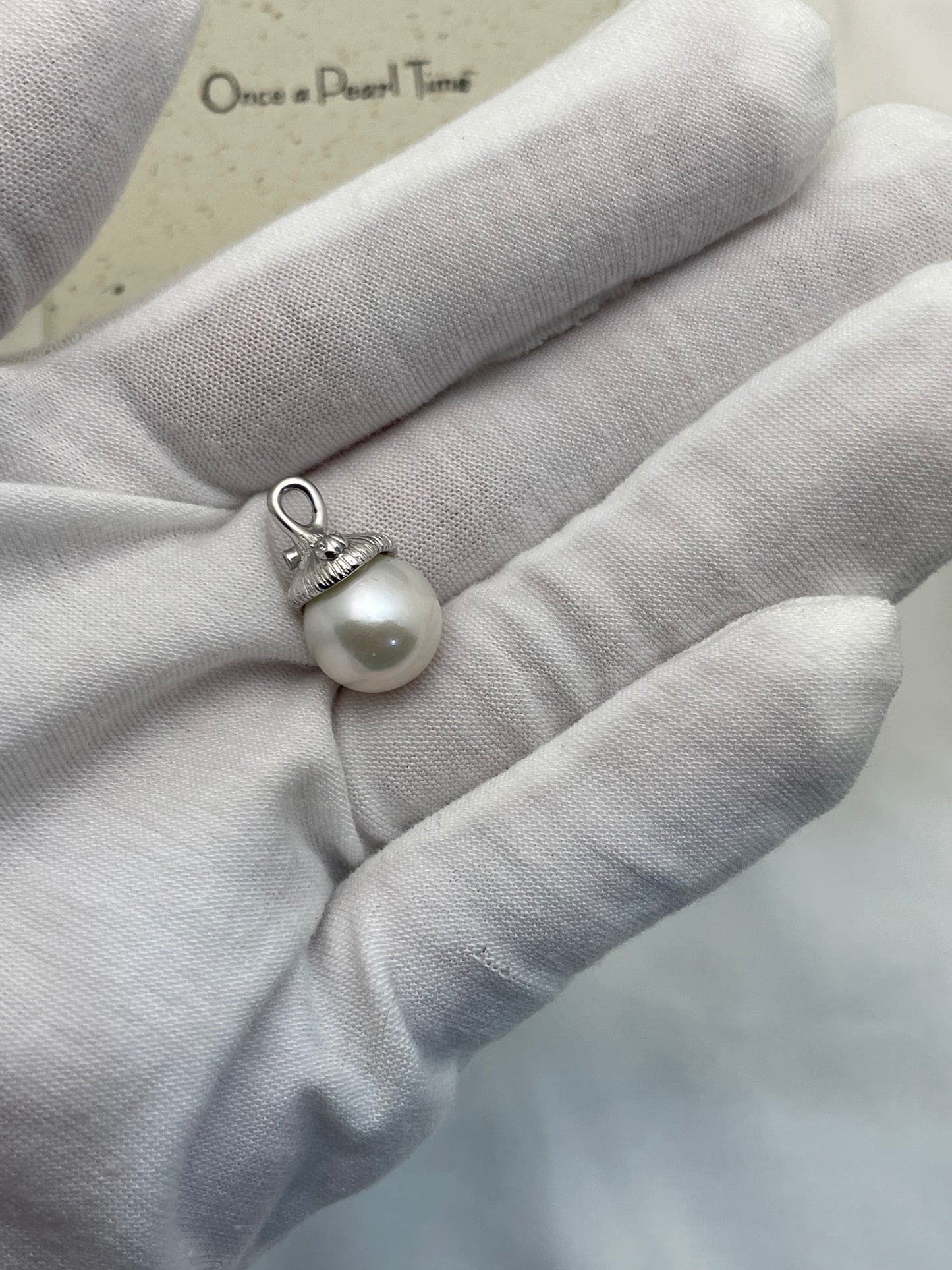 I Harvest an Acorn Top Shine Freshwater Pearl Pendant Necklace in 925 Silver