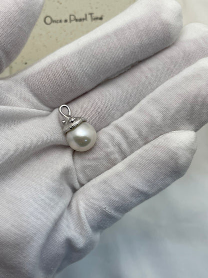 I Harvest an Acorn Top Shine Freshwater Pearl Pendant Necklace in 925 Silver
