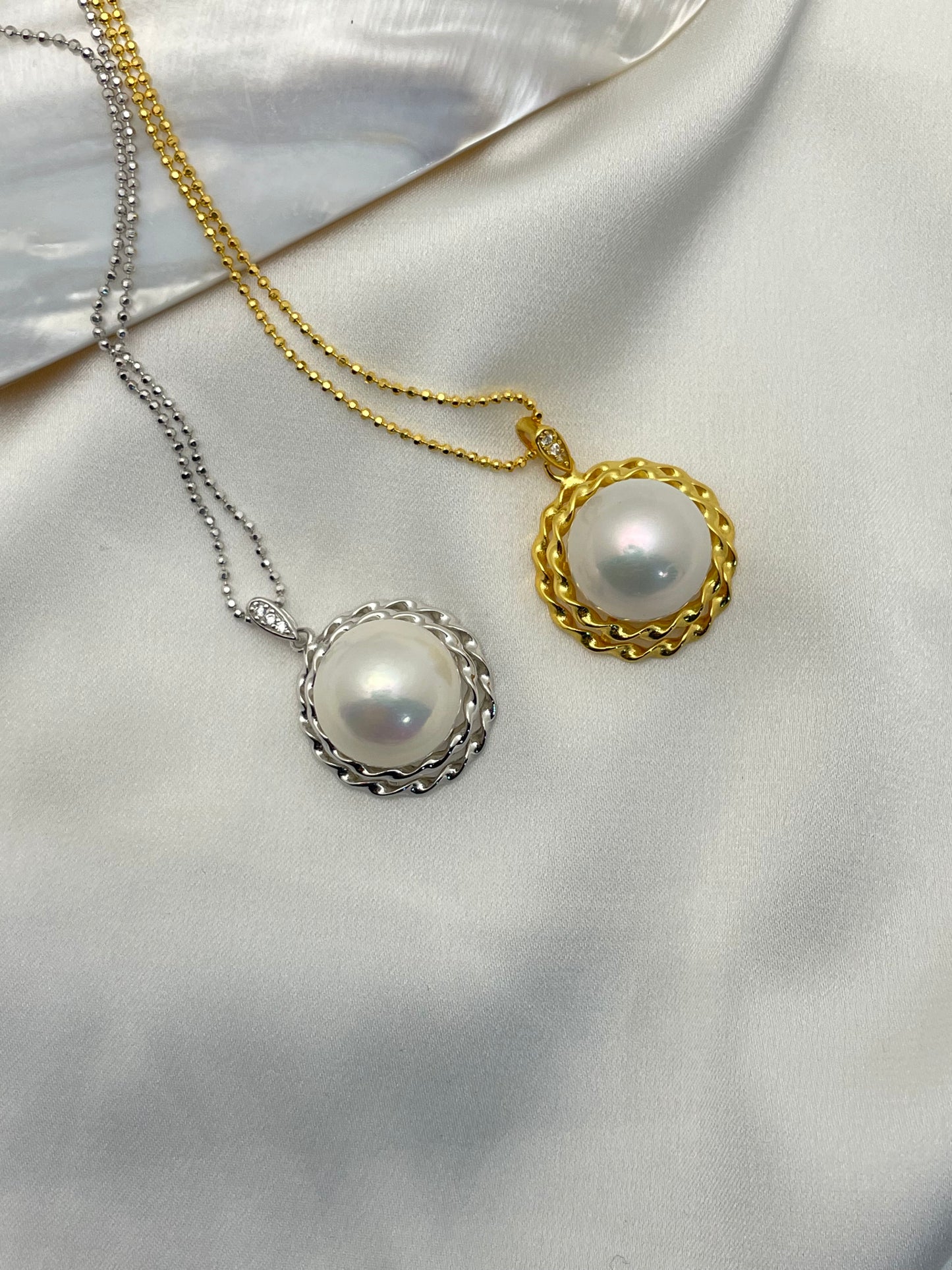 Twist of Light Pearl Silver/Golden Necklace