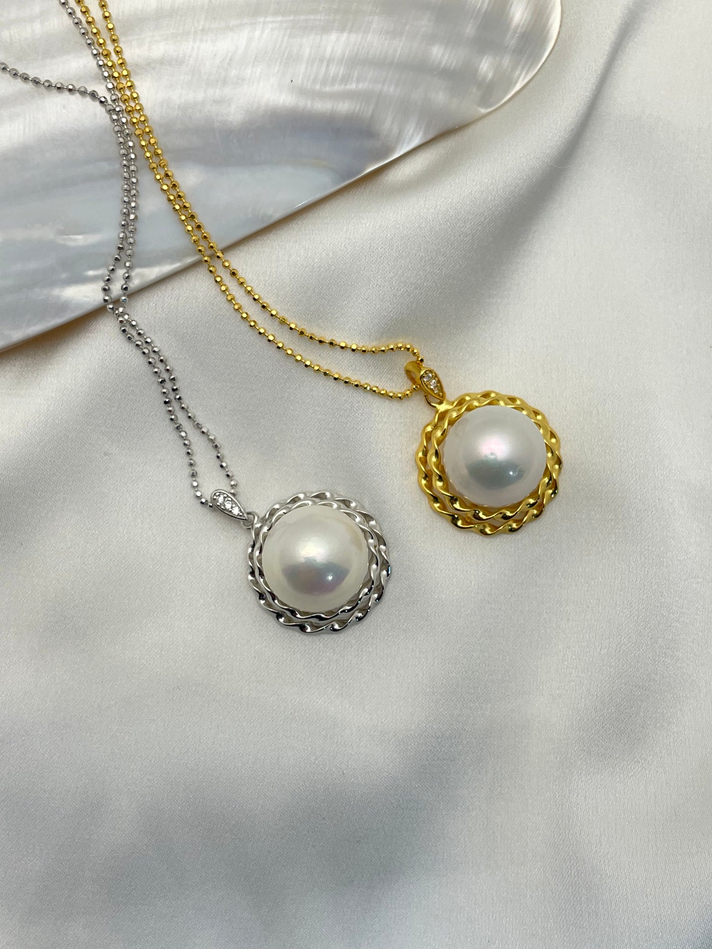 Twist of Light Pearl Silver/Golden Necklace