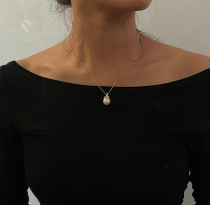 I Harvest an Acorn Top Shine Freshwater Pearl Pendant Necklace in 925 Silver