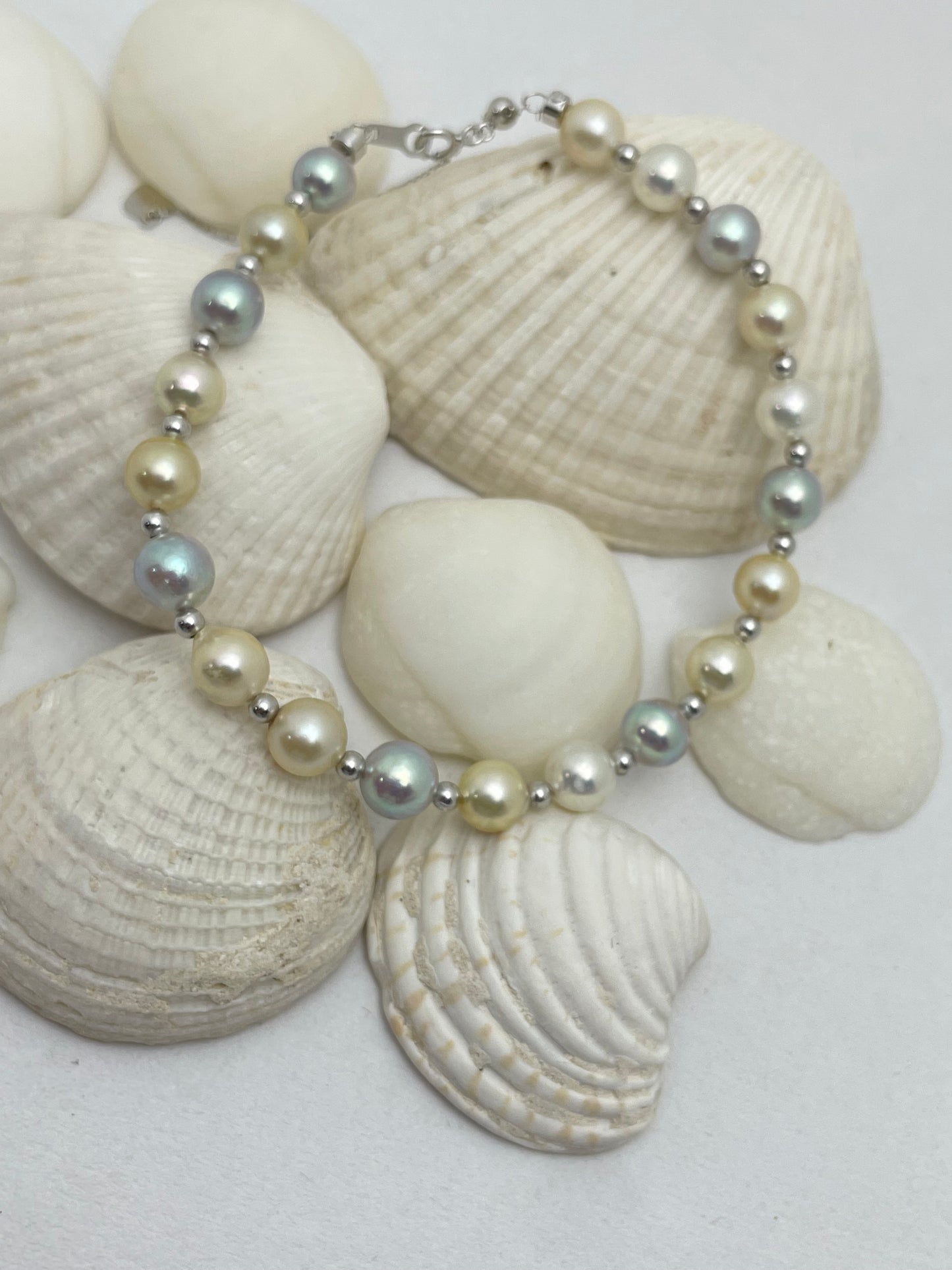 Japanese Akoya Pearl White Gray Golden Bracelet in 18K Gold