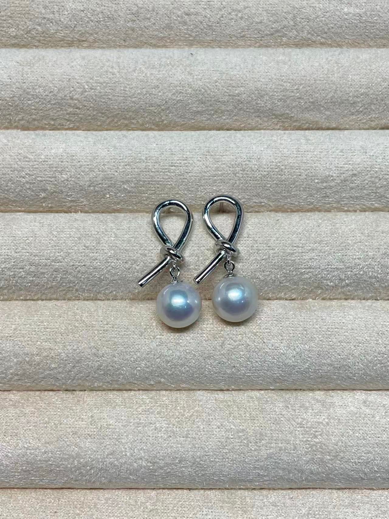 Endless Knot Pearl Earrings in 925 Silver