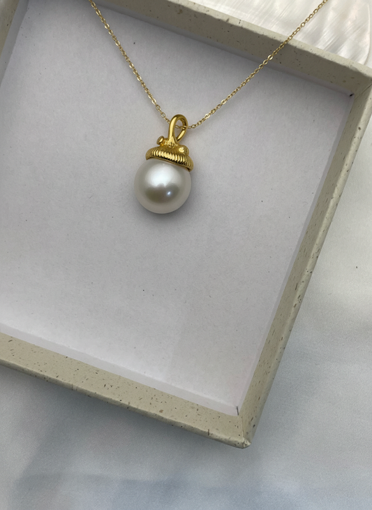 I Harvest an Acorn Top Shine Freshwater Pearl Pendant Necklace in 925 Silver