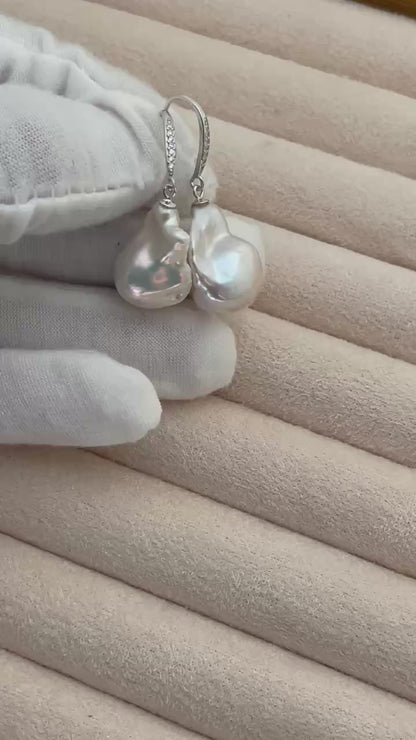 Classic Fish Hood with Barque Pearl Earring