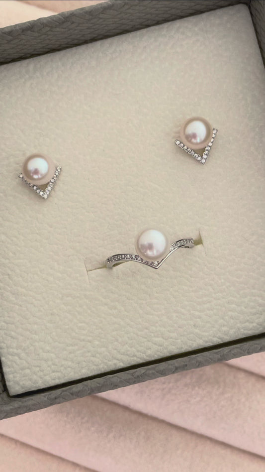 Vérité V-Shaped Pearl Stud Earrings and Ring